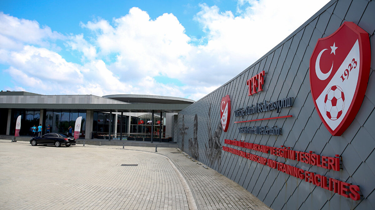 Yetkili makamlarca lisanslanmamış bahis kuruluşlarının, stadyumlarda bulunan reklam panoları ve sair ekipmanlarının kullanımı suretiyle de dahil herhangi bir mecrada tanıtımının veya reklamının yapılması yasaktır. Bu yasağa söz konusu kuruluşların iştirakleri ile bu kuruluşları çağrıştıran şekilde tanıtım ve reklam yapılması da dahildir."