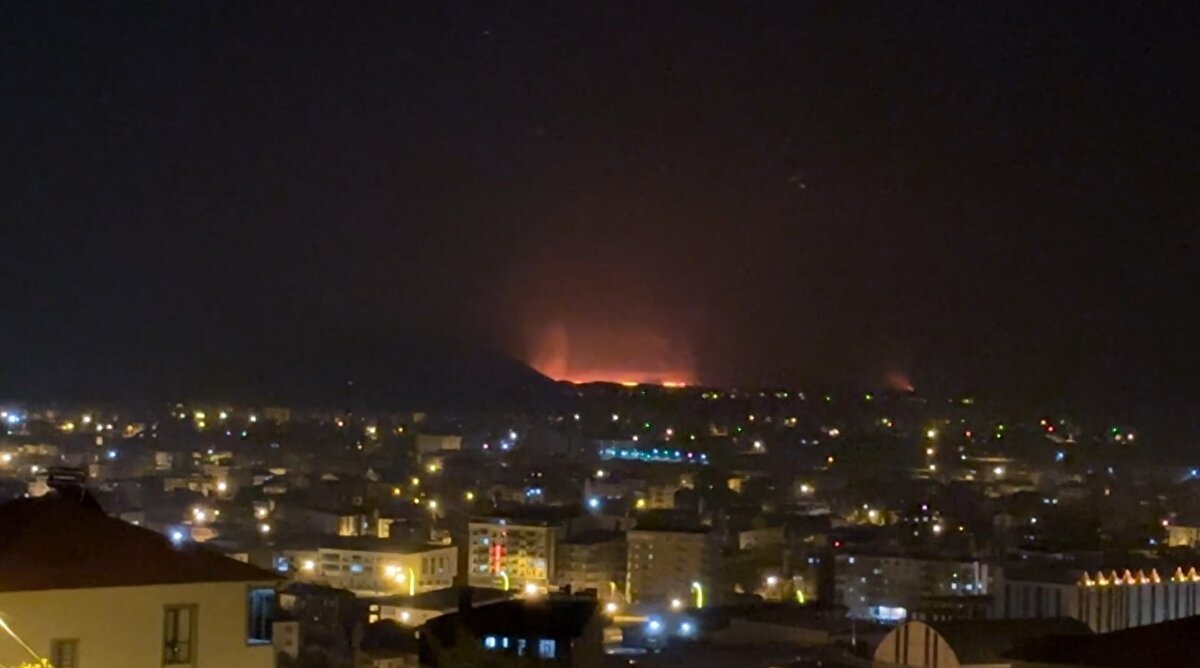 Ekipler, zorlu arazi şartlarına rağmen söndürme çalışmalarını sürdürüyor.