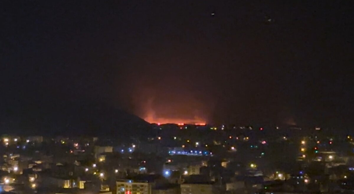 Yangını fark eden çevre sakinlerinin durumu bildirmesi üzerine bölgeye Yüksekova Belediyesi İtfaiye Müdürlüğü ekipleri sevk edildi. 