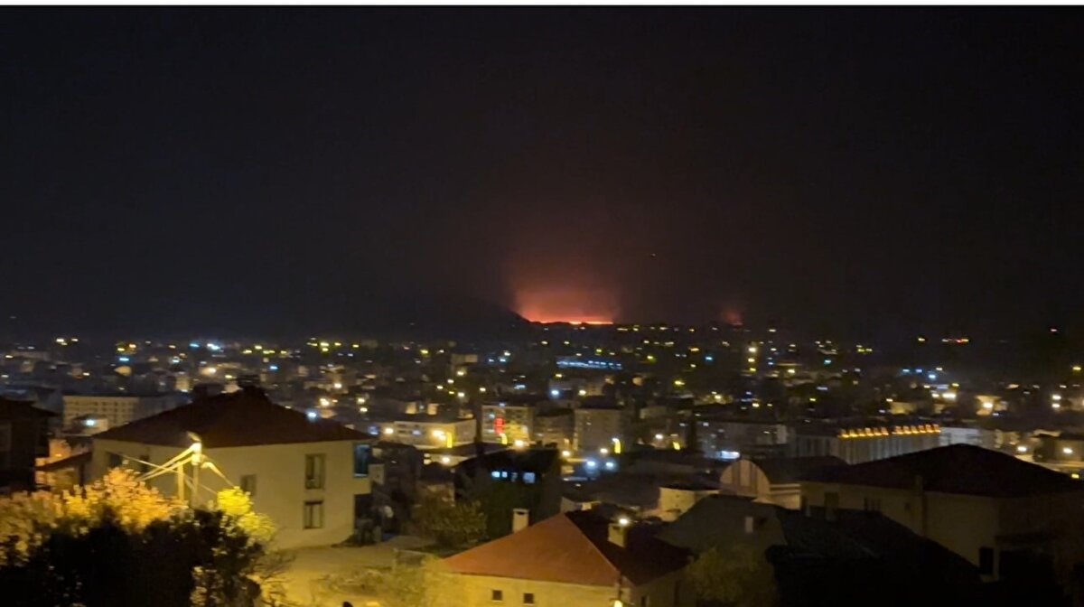 Bilinmeyen bir nedenle başladığı belirtilen yangın, Nehil Sazlığı’nın orta kesiminde kısa sürede yayılarak büyüdü. 