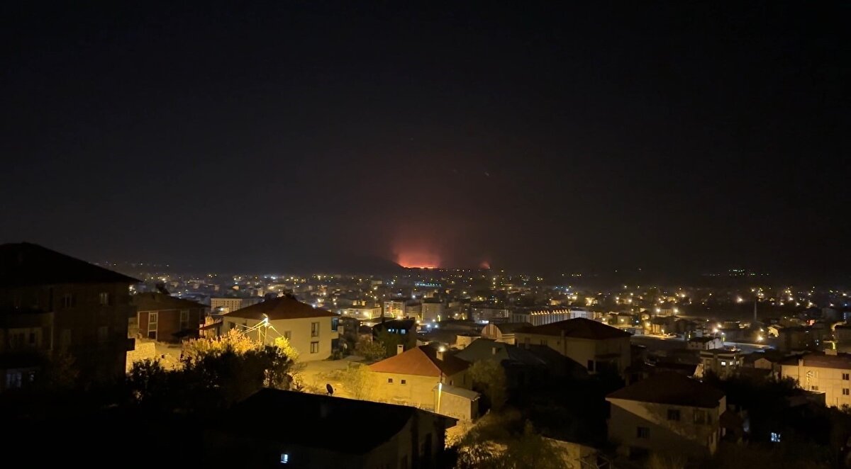 Çok sayıda kuş türünün yaşam alanı olan sazlıktan yükselen dumanlar ilçe merkezinden net bir şekilde görülürken, bataklık arazi yapısı nedeniyle yangına müdahale güçlükle gerçekleştiriliyor.
