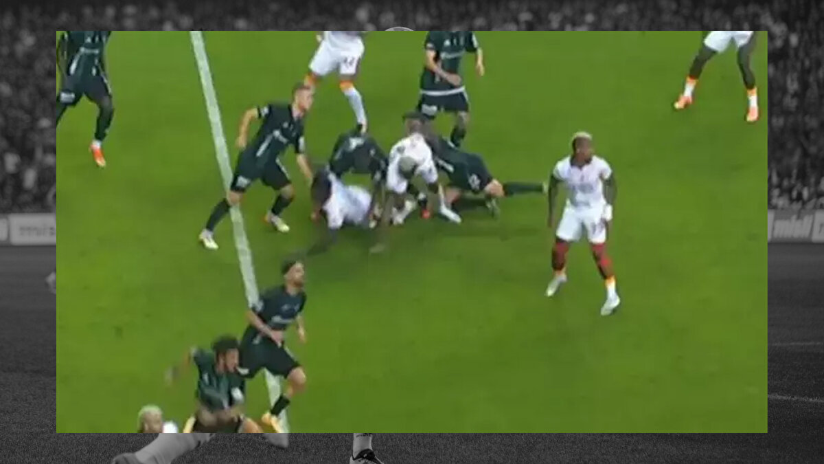GALATASARAY'IN PENALTI BEKLEDİĞİ POZİSYON <br><br>Bülent Yıldırım: Karambolde Osimhen adımını sağa doğru atıyor ve ayağı oyuncuya takılıyor. Ben Osimhen'e takıldığı için devam kararı doğru diyorum.<br><br>Bahattin Duran: Bu pozisyon bence hakem şansı. Kocaelispor oyuncusu çok riskli hareket yapıyor eliyle belinden sarılmış. Biz burada incelediğimizde görüyoruz Osimhen'in ayağına takıldığını, öyle bir şey olmayabilirdi. Eğer sadece hakem bizim açımızdan görseydi o sarılmayı belki penaltı verecekti. Ben karara saygı duyuyorum ancak şartlı kabul ediyorum. Çünkü Kocaelispor oyuncusunun hareketi çok riskli. Penaltı verseydi de doğru diyecektim.<br><br>Deniz Çoban: Hakem bu sarılmayı görüp penaltı verebilirdi. Hakemin takdiri olurdu. O sarılmanın etkili olduğunu düşünmüş olabilirdi. Eli orada henüz ihlal gerçekleşmemiş, Galatasaraylı oyuncu takılıp düşünce diğer oyuncu takılıp üzerine düşüyor. Hakemin takdirinde diyeceğim ama hakem o kargaşada bunu gördüğünü düşünmüyorum. Devam kararına saygı duyuyorum.<br>