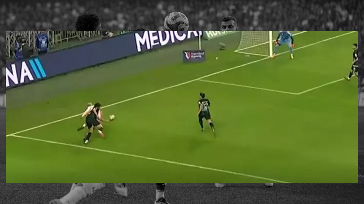 BARIŞ’IN YERDE KALDIĞI POZİSYONDA PENALTI VAR MI? <br><br>Bülent Yıldırım: İkili mücadele ve bunun ardından bir şarjla bir temasla düşme gerçekleşiyor bir ihlal söz konusu değil. Hakemin kale vuruşu kararı doğru.<br><br>Bahattin Duran: Bir ihlal yok ikili mücadelede, sonrasında Barış Alper kendisini atmış. 12 haftada en çok eleştirdiğim konulardan biri oyuncuların bu atlamalarına hakemlerin kayıtsız kalması.<br><br>Deniz Çoban: Bir temas var ama ihlali gerektirmez bence. Hakemin devam kararı doğru.<br>