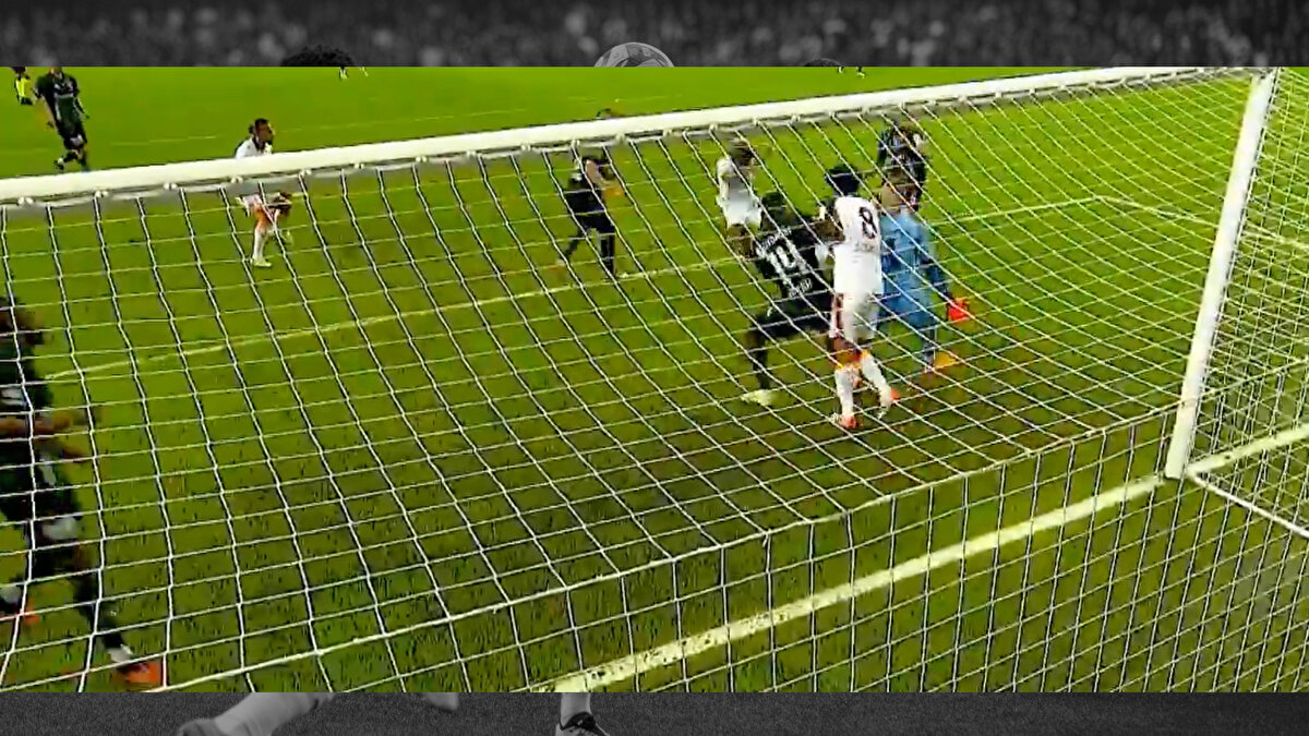 'İPTAL KARARI DOĞRU'<br><br>Deniz Çoban: Kaleci üzerinden pozisyonu konuşmak yanlış. Sara ile 14 numara arasında olan mücadele önemli. Orada birisi var savunma oyuncusu orada ikili mücadeleye girmiş. Orada topu kurtarma ihtimalini %1'de olsa hücum oyuncusu bunu etkiliyor. İptal kararı doğru.<br><br>Bahattin Duran: Son adam 2 numaralı oyuncu. Sara burada iki oyuncuya da net etkisi var net ofsayt. İzletme yöntemi doğru pozisyon net ofsayt. İptal doğru.<br>