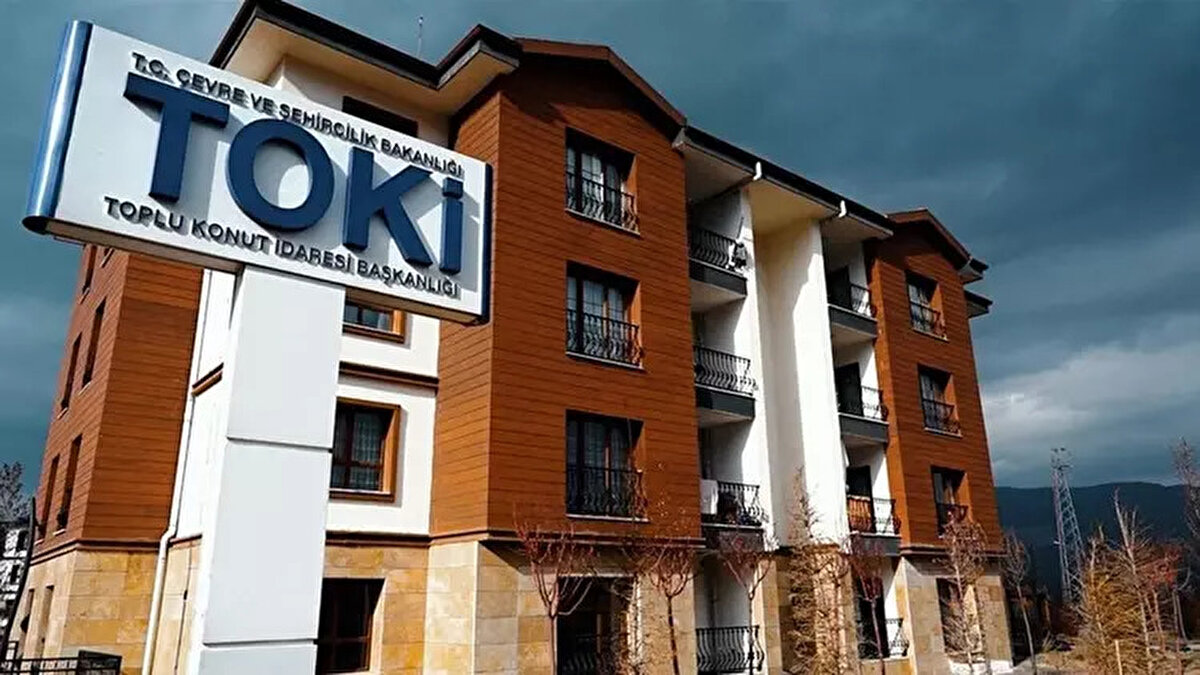 TOKİ'YE AYNI AİLEDEN İKİ KİŞİ (KARI-KOCA) BAŞVURABİLİR Mİ?<br><br>TOKİ başvuru kılavuzuna göre, bir hane halkı adına birden fazla başvuru yapılması kesinlikle yasaktır.<br><br>Bir hane halkı adına, yani kişinin kendisi ve eşi adına yalnızca bir (1) adet başvuru gerçekleştirilecektir. Hem karı hem de kocanın ayrı ayrı başvuru yapması durumunda, bu başvuruların her ikisi de geçersiz sayılacaktır.