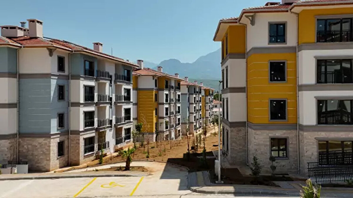 EŞİNİN ÜZERİNE EV OLAN TOKİ BAŞVURUSU YAPABİLİR Mİ?<br><br>TOKİ sosyal konut projesinin en net kurallarından biri mülkiyet durumudur. Buna göre, başvuru yapacak kişinin kendisi, eşi ve velayeti altındaki çocukları üzerine tapuda kayıtlı herhangi bir konutun bulunmaması gerekmektedir.<br><br>Eğer başvuru sahibinin eşinin üzerine kayıtlı bir ev (tapu) varsa, bu durum TOKİ başvurusuna engel teşkil edecek ve başvuru geçersiz sayılacaktır.