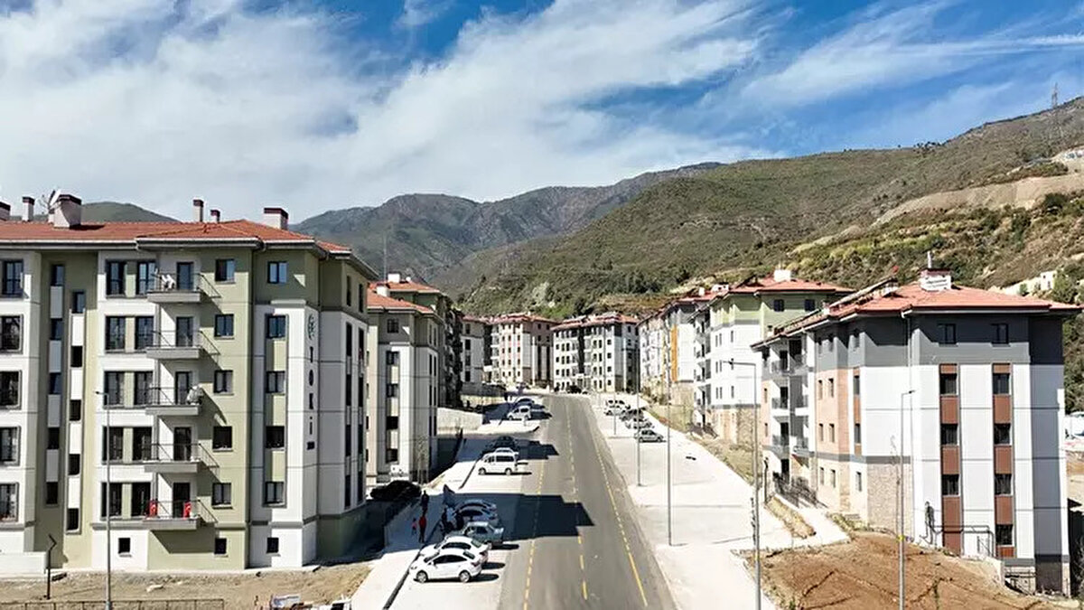 Ev sahibi olma hayali kuran vatandaşlar için beklenen gün geldi. TOKİ 500 bin sosyal konut projesi için başvurular 10 Kasım 2025 Pazartesi (bugün) itibarıyla resmen başladı. Başvuru şartlarını taşıyan vatandaşlar, 5 bin TL başvuru bedelini yatırarak ilgili kanallar üzerinden işlemlerini tamamlayacak.<br><br>Ancak, başvuruların geçersiz sayılmaması için TOKİ tarafından belirlenen katı kurallara uymak gerekiyor. En çok merak edilen konuların başında ise eşlerin durumu ve aynı haneden birden fazla başvuru yapılıp yapılamayacağı geliyor.