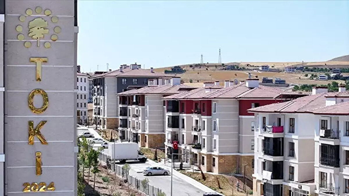 PROJE TAKVİMİ: KURALAR VE TESLİMAT NE ZAMAN?<br><br>Başvuru sürecinin başlamasıyla birlikte proje takvimi de netleşti:<br><br>İnşaat ve İhale Süreci: Kasım 2025<br><br>İlk Kuralar: Aralık 2025<br><br>İlk Teslimatlar: Mart 2027 itibarıyla başlaması planlanıyor.<br><br>Taksit Ödemeleri: Sözleşme imzalandıktan sonraki ay başlayacak.<br><br>Proje kapsamında en fazla konutun inşa edileceği ilk 5 şehir İstanbul, Ankara, İzmir, Bursa ve Konya olarak açıklandı. Toplam konut sayısının beşte biri (%20) İstanbul'da inşa edilecek.