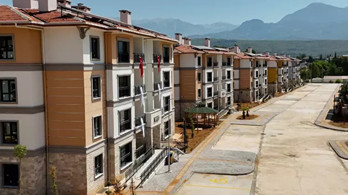 TOKİ 500 BİN KONUT GENEL BAŞVURU ŞARTLARI 2025<br><br>Projeye başvuruda bulunmak isteyen adayların aşağıdaki temel şartları taşıması gerekmektedir:<br><br>Yaş: 18 yaşını doldurmuş olmak.<br><br>Vatandaşlık: En az 10 yıldır Türkiye Cumhuriyeti vatandaşı olmak.<br><br>Mülkiyet: Kendisi, eşi ve çocuklarının üzerine kayıtlı evi olmamak.<br><br>Gelir Sınırı (Hane Halkı Aylık Net):<br><br>İstanbul için: En fazla 145 bin TL.<br><br>Diğer iller için: En fazla 127 bin TL.<br><br>PROJEDE KİMLERE KONTENJAN AYRILDI?<br>Projede sosyal devlet ilkesi gereği belirli gruplara özel kontenjanlar ayrıldı. Dağılım şu şekilde olacak:<br><br>Şehit Aileleri, Gaziler, Maluller: %5<br><br>Engelliler: %5<br><br>3 ve Daha Fazla Çocuklu Aileler: %10<br><br>Emekliler: %20<br><br>Gençler (18-30 yaş): %20<br><br>TOKİ 2025 FİYAT VE ÖDEME PLANI<br>Devlet güvencesiyle satışa sunulacak konutlar (2+1 ve 1+1) yatay mimariye uygun tasarlanacak.<br><br>Başlangıç Fiyatı: 1 Milyon 800 bin TL<br><br>Peşinat: %10<br><br>Vade: 240 Ay (20 Yıl)<br><br>Tahmini Taksitler:<br><br>İstanbul'da 7 bin 313 TL'den başlayan taksitler.<br><br>Diğer illerde 6 bin 750 TL'den başlayan taksitler.