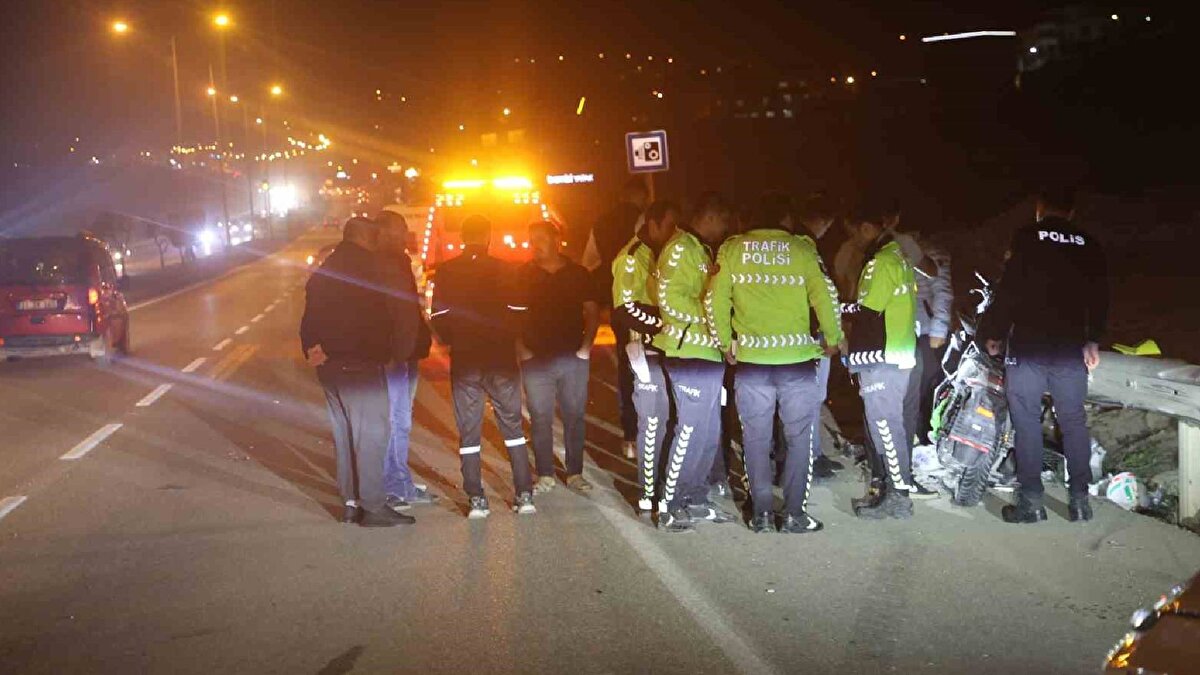 Kazada motosiklet sürücüsü G.K. yaralanırken, yolcu olan 17 yaşındaki Dilan Karataş ağır yaralandı. Kazaya karışan otomobil sürücüsü, kaza yerinden yaya olarak kaçtı. Kazayı gören vatandaşlar durumu 112 Acil Çağrı Merkezi’ne ihbarda bulundu.