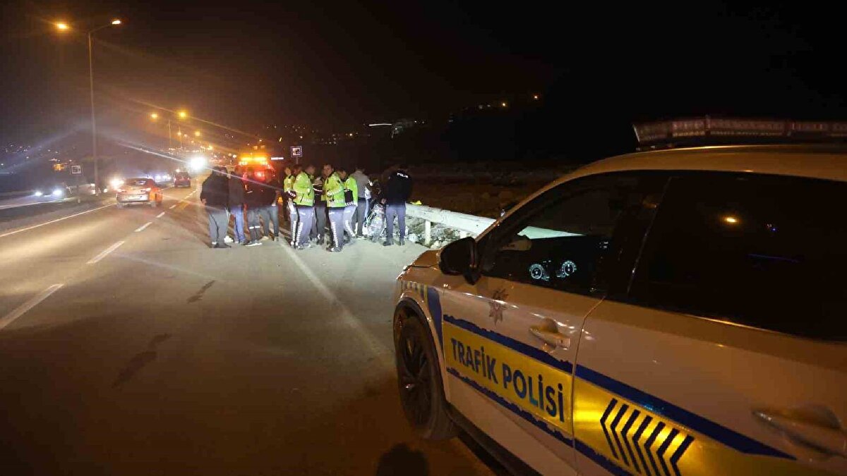 Kazada ölen yeğeninin haberini alan amca, kaza yerine gelerek ölen yeğeninin eşyalarını gözyaşlarıyla topladı. Amcanın kazada ölen Dilan’ın eşyalarını gözyaşları içerisinde topladığı anlar duygulandırdı. Öte yandan, kazanın ardından olay yerinden kaçan otomobil sürücüsünün gecenin ilerleyen saatlerinde teslim olduğu öğrenildi.