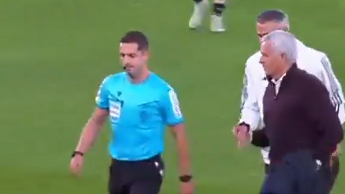 Teknik ekiptekiler, Mourinho ve Mario Branco’yu sakinleştirerek alandan uzaklaştırdı.