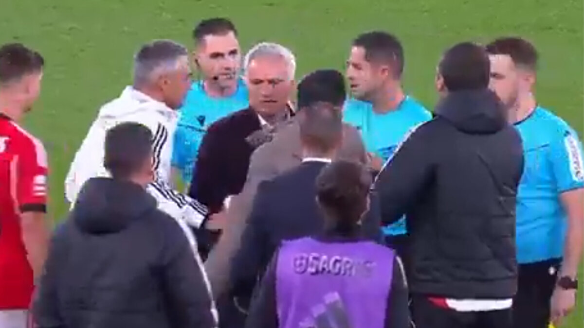 MOURINHO YİNE BİLDİĞİMİZ GİBİ<br><br>Maçın son düdüğünden sonra sahaya giren teknik direktör Jose Mourinho, hakeme yönelik çok sert tepki gösterdi ve üzerine yürümeye çalıştı.