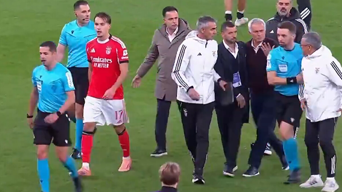 BENFICA SON DAKİKADA YIKILDI<br>Son dakikalarda kontra atak yakalayan Casa Pia, 90+1. Dakikada Renato Nhaga’nın golüyle 2-2’yi yakaladı. Bu golden dakikalar sonra hakem maçı bitirdi ve Benfica zirve yarışında yara aldı.