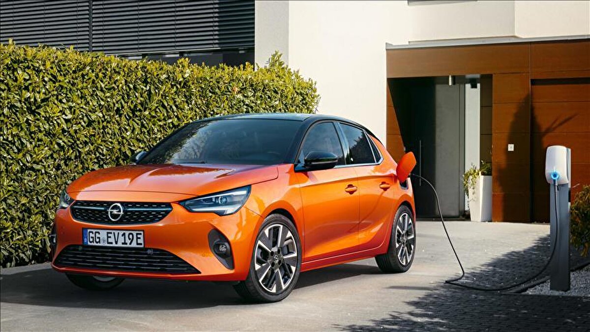 Opel:<br><br>Corsa ve Corsa Elektrik: 150.000 – 300.000 TL’ye 12 ay %0 faiz<br><br>Yeni Frontera, Mokka, Astra, Grandland: 300.000 – 400.000 TL’ye kadar faizsiz kredi<br><br>Kasım ayına özel olarak bazı renk seçenekleri (grafik gri, siyah tavan, metalik tonlar) ücretsiz