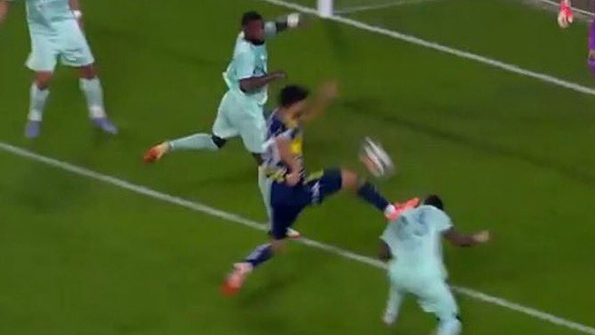 Bu pozisyona faul çalmayan hakeme büyük tepki gösterilirken, TRİO programındaki eski hakemler pozisyonla ilgili çok çarpıcı yorumlar yaptı. Kırmızı kart çıkmalı mıydı? İşte yapılan analizler… <br>