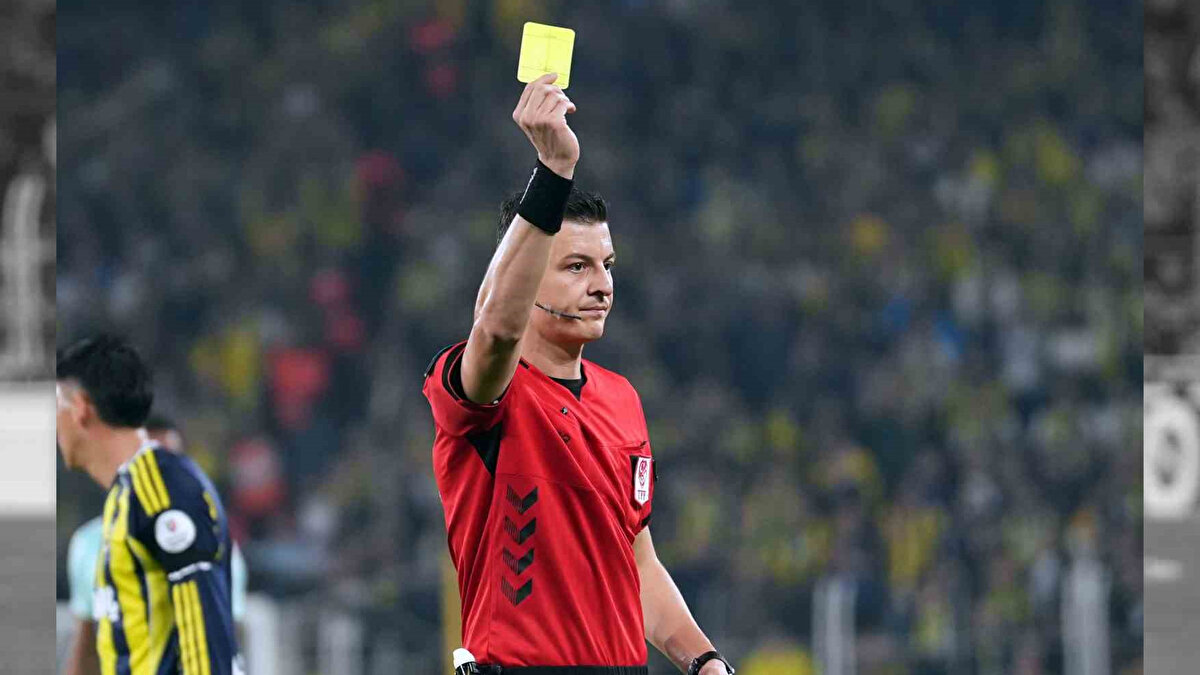 ASENSIO'NUN CAROLE'E MÜDAHALESİ FAUL MÜ?<br><br>Bülent Yıldırım: 'Bu top tam orta seviyede, ayak topu da diyemeyiz baş topu da. O anlamda kimin faul yaptığı konusunda taktir hakemin. Pozisyon hücum faul ve sarı kart verilmeliydi.'