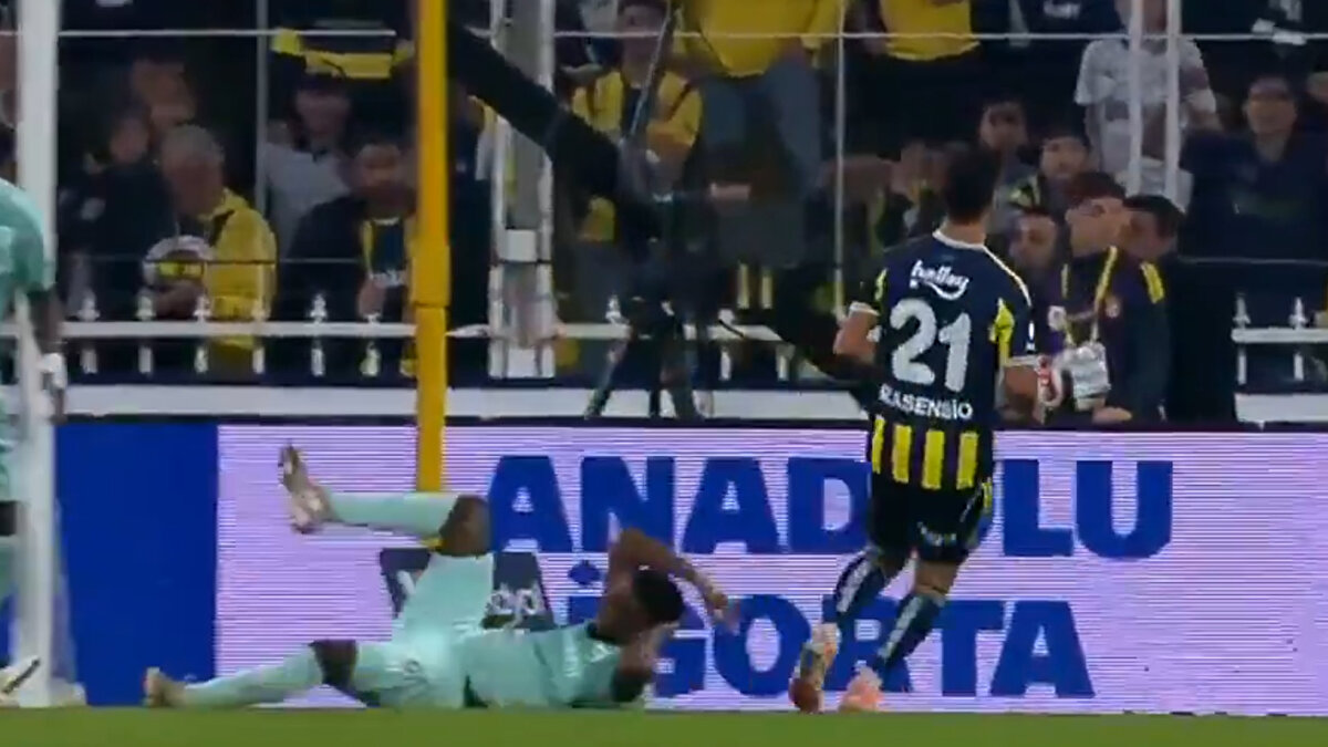 Deniz Çoban: 'Esas olan şudur topa göre pozisyon alan bir oyuncu var ve onun kafasını oraya kadar eğdiğini gören ve ona rağmen ayağıyla hamle yapan diğer oyuncu var. Benim fikrim şu, elbette hakemin kararına saygı duyacağım ama hakemin bir kararı yok, hakemin faul verdiğini de görmüyorum burada. Zannediyorum bu pozisyon aut ile başladı. Hakem saygı duyacağım bir karar vermedi zaten her şekilde bakıyorum burada bir faul var. <br>Yapan oyuncun Fenerbahçeli oyuncu, kramponunun vidalarıyla rakibinin en hassas yerine yani kafasına temas ediyor ve ciddi risk alıyor. O kramponun vidası oraya temas ettikten sonra dizini büküyor olması bu hareketi oyuncunun dizine yapsa, baldırına yapsa bir anlamı var. Ama bu hareket kafaya yapılıyorsa bence dizini kırmasının bir önemi yok. Benim için bu ciddi faullü oyundan kırmızı kart olsa çok doğru olurdu.'