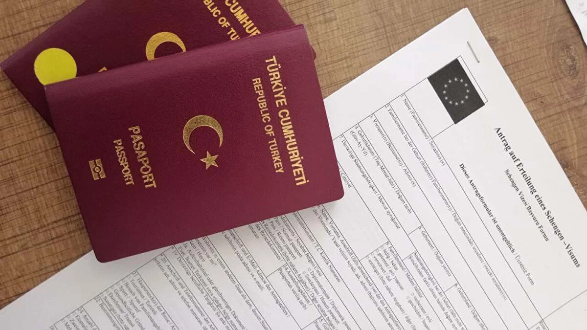 Yeni açıklanan verilere göre, en düşük ret oranına sahip ülke Slovakya oldu. İstanbul’daki Slovakya Konsolosluğu, 1801 başvurudan yalnızca 49’unu reddetti. Bu da %2,7 gibi oldukça düşük bir oran anlamına geliyor. Slovakya’yı sırasıyla İspanya (%4,6) ve Romanya (%5,7) takip etti. Bu ülkeler, Schengen vizesi almak isteyenler için en kolay seçenekler arasında yer alıyor.