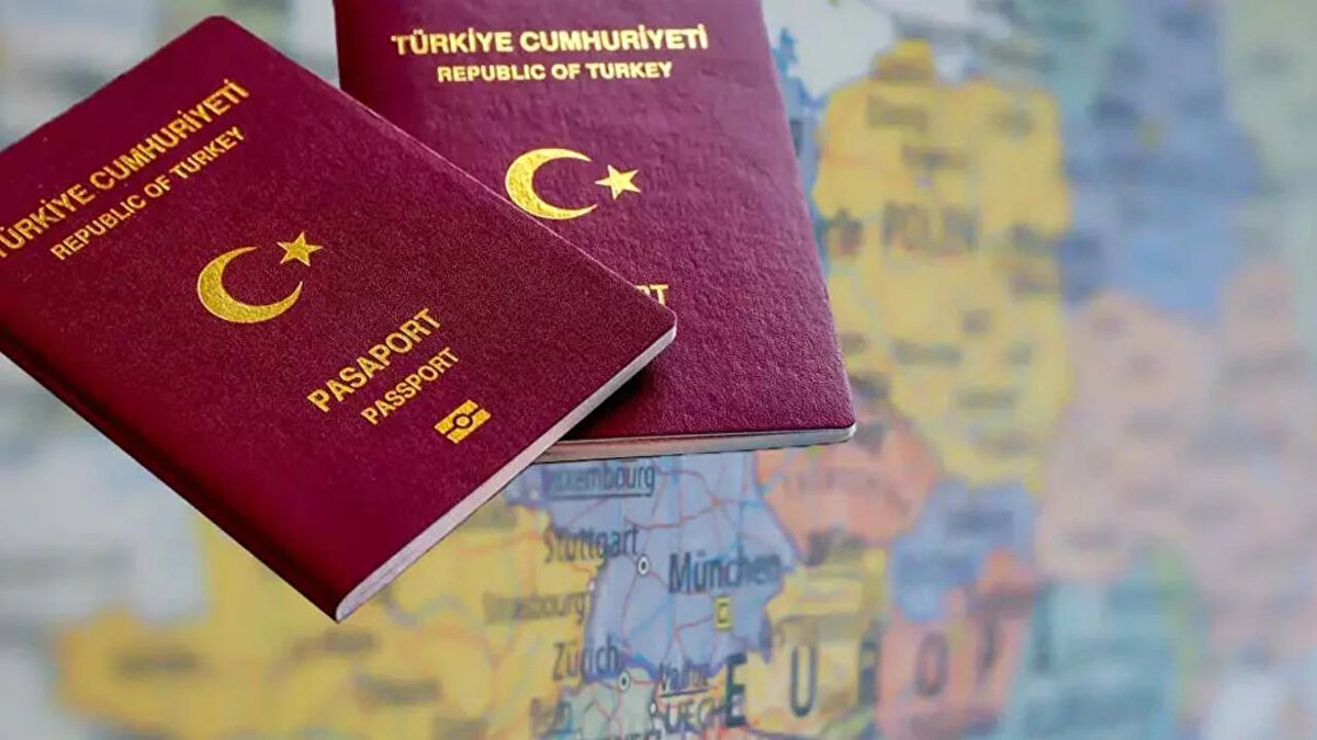 Almanya ve Fransa’da Durum Ne?<br><br>Türk vatandaşlarının en çok başvurduğu ülkelerden Almanya ve Fransa ise ret oranlarında orta sıralarda yer aldı.<br><br>Almanya: %18,5<br><br>Fransa: %13,6<br><br>Bu oranlar, başvuruların yaklaşık 5’te birinin reddedildiğini gösteriyor.