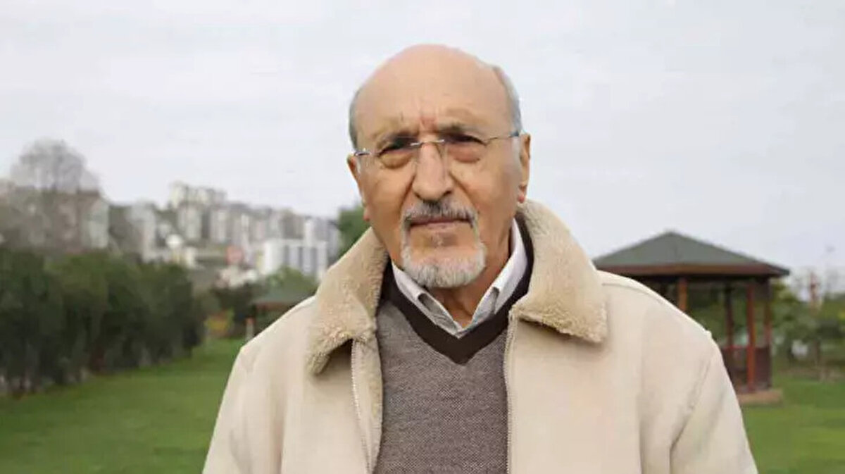 "Deprem üretecek fayları çekiçliyor"<br><br>Jeoloji uzmanı Prof. Dr. Osman Bektaş, sosyal medya hesabından yaptığı açıklamada, Sındırgı’daki sarsıntıların “enerji birikiminin arttığına” işaret ettiğini belirterek şu ifadeleri kullandı:<br><br>“Sındırgı 4,5 – 4,6 – 4,7 depremleriyle vites yükseltti.<br>5 saat içinde, EMSC verilerine göre artan büyüklükte iki deprem.<br>Depremler sadece evleri yormuyor. Şok dalgalarıyla çevrede kilitlenmiş, depreme hazır fayları da çekiçleyerek deprem üretmeye zorluyor.”