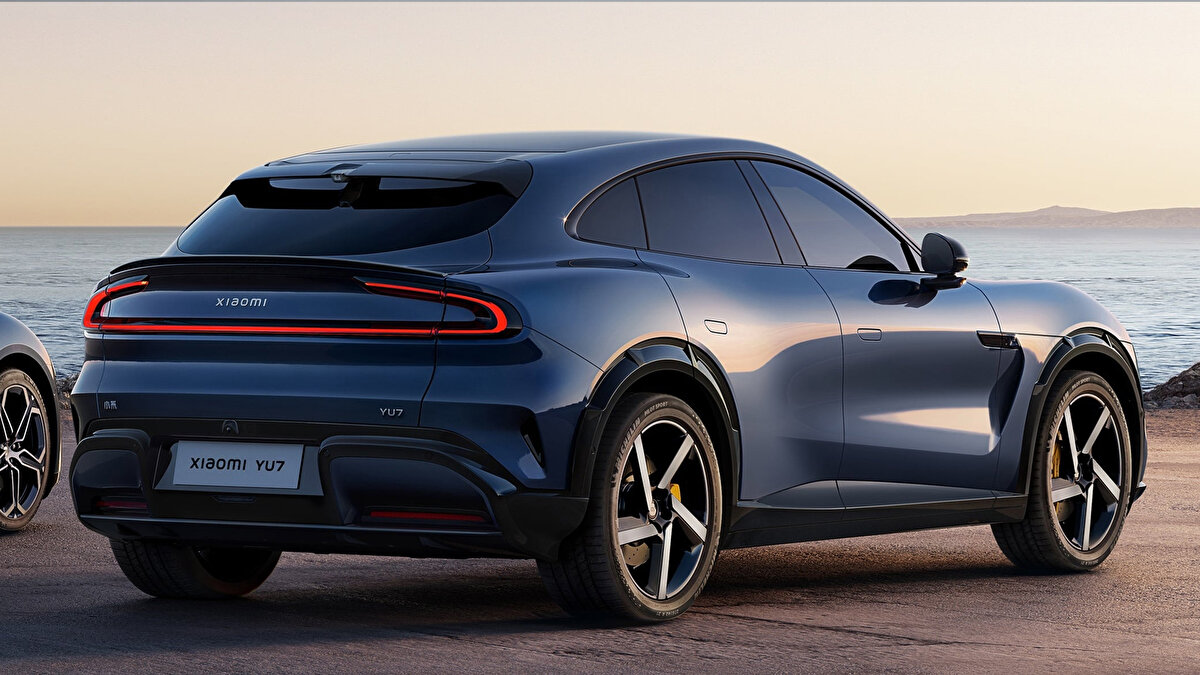 Ocak–Ekim toplamı 315.376 araç. Ekim temposu baz alındığında Xiaomi EV’nin 350 bin hedefini kasım bitmeden geçmesi bekleniyor; 2026’da ölçek artışı ve ihracat senaryosu gündemin ilk sıralarında olacak.