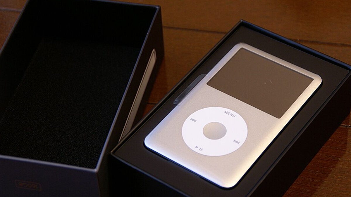 iPod classic (2007): Arşiv canavarı<br>Metalik kasa, dev kapasite (160 GB’a kadar) ve kapasitif Click Wheel. Büyük kütüphaneler, podcast/röportaj koleksiyonları için “taşınabilir arşiv” çağı. iPhone çıksa da sadık kitlesi uzun yıllar classic’te kaldı.