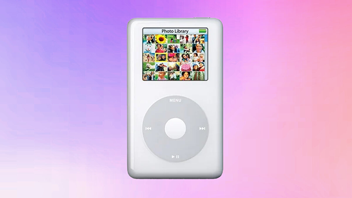 Click Wheel dönemi: 3./4. nesil iPod<br>Tekerleğe gömülü dokunmatik tuşlar kullanımı akıcı hâle getirdi. Pil ömrü ve kapasite büyüdü; iTunes entegrasyonu olgunlaştı. iPod artık yalnızca müzik kutusu değil, Apple ekosisteminin “alışkanlık” cihazıydı.