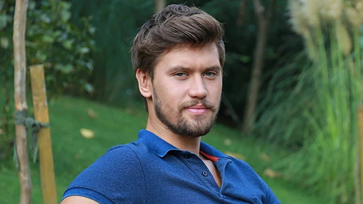 ACUN ILICALI 5. YARIŞMACIYI DUYURDU<br><br>Ünlü televizyoncu Acun Ilıcalı, sosyal medya hesabından yaptığı son paylaşımla Survivor 2026 Ünlüler – All Star kadrosuna katılan beşinci ismi açıkladı. Ilıcalı'nın duyurusuna göre, sevilen oyuncu Serhan Onat yeni sezonda şampiyonluk mücadelesi verecek.