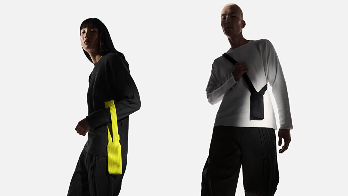 Cep dışarı çekilerek ekranı görmeye devam ediyorsun. Askı yapısı omuza, bileğe ya da çantaya takılarak farklı taşıma senaryolarına uyum sağlıyor.