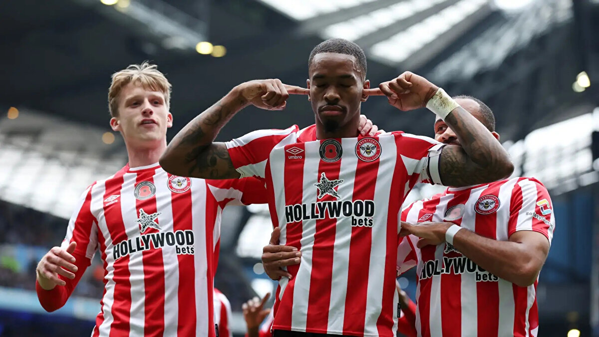 IVAN TONEY (Brentford)<br><br>Brentford'da forma giydiği dönemde bahis oynadığı tespit edilen golcü yıldız Ivan Toney, 32 bahis kuralı ihlali yaptı. Kendi takımının maçlarına ve kendi oynadığı lig maçlarına bahis oynadığı tespit edilen Toney, 8 ay men cezası ve 50,000 sterlin para cezası aldı.