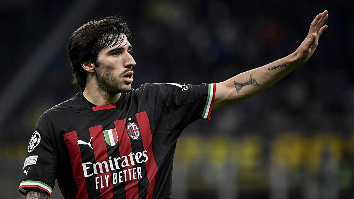 SANDRO TONALI (Mlian)<br><br>O dönemler Milan'da forma giyen Tonali, takımının maçı dahil birçok karşılaşmaya bahis yaptığı ortaya çıktı. Tonali'ye 10 ay futboldan men cezası verilmişti.