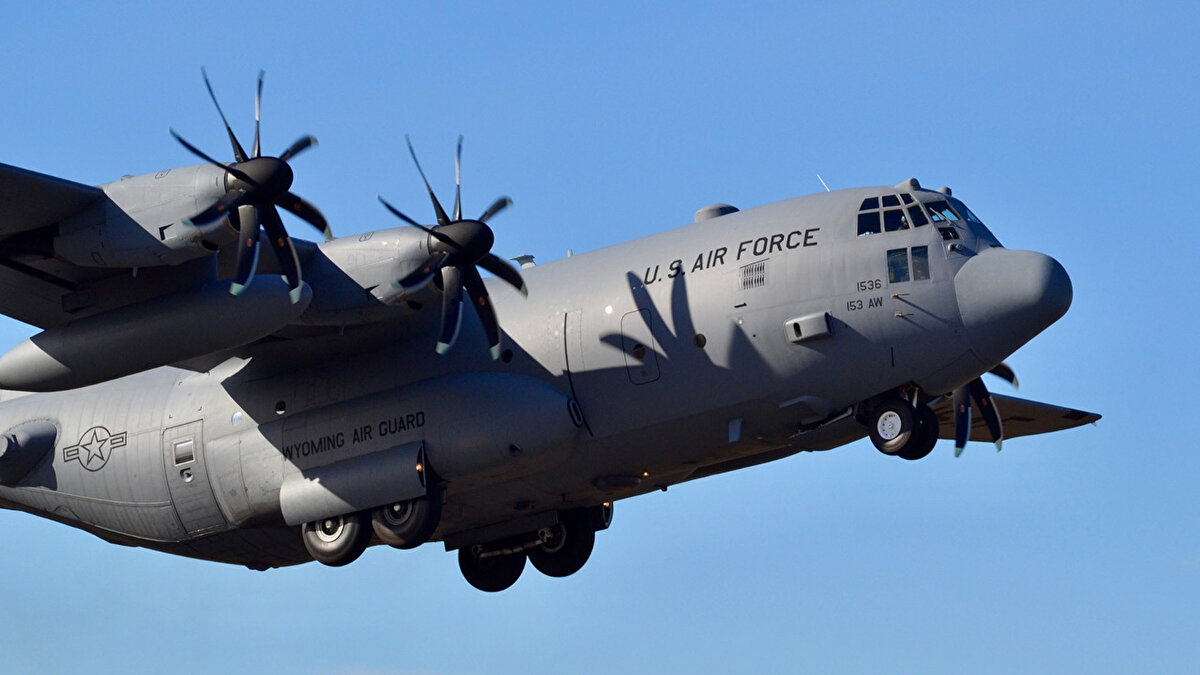 Teknik Özellikleri<br><br>Gövde uzunluğu: 29,3 metre (C-130HJ); uzatılmış C-130J-30 versiyonunda 34,69 metre.<br><br>Kanat açıklığı: 39,7 metre.<br><br>Azami kalkış ağırlığı: C-130H modelinde yaklaşık 69.750 kilogram, C-130J’de ise 74.393 kilograma kadar çıkabiliyor.