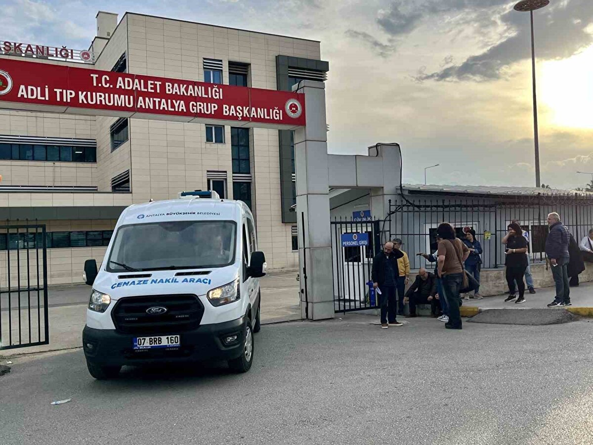 Antalya Emniyet Müdürlüğü Muratpaşa Suç Araştırma ve Soruşturma Büro Amirliği ile Olay Yeri İnceleme ekipleri, kimliği bulunmayan çocuğun üzerinde detaylı inceleme yaptı. Ekipler, parmak izi örnekleri alarak kimlik tespitine yöneldi. Yapılan incelemelerin ardından kızın cansız bedeni, kesin ölüm nedeninin belirlenmesi için Antalya Adli Tıp Kurumu morguna kaldırıldı.