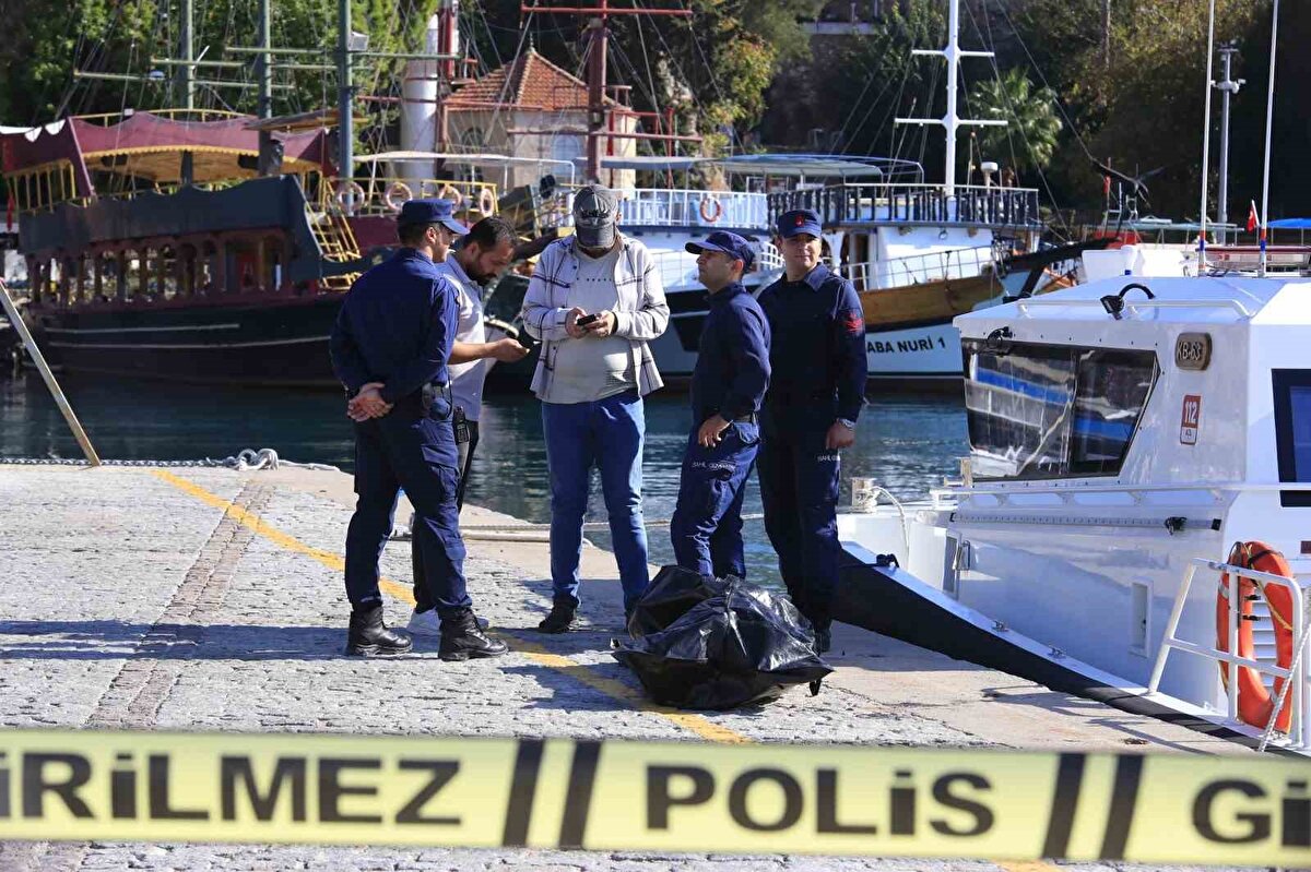 Olay, saat 10.30 sıralarında Muratpaşa ilçesi Fener Mahallesi Bababurnu açıklarında meydana geldi. Edinilen bilgiye göre, sabah saatlerinde deniz yüzeyinde hareketsiz bir kişiyi gören vatandaşlar, durumu 112 Acil Çağrı Merkezi’ne bildirdi. 