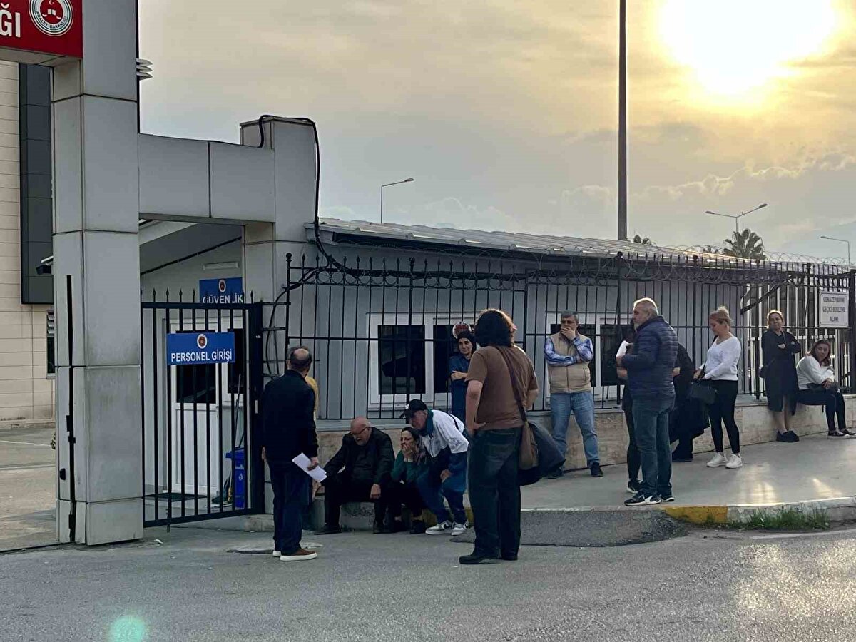 "Ben babasına ne diyeceğim"<br>Kimlik tespiti için kuruma gelen yakınları, acı haberi alınca gözyaşlarına boğuldu. Tespit için morga giren halasının "O, o!" diye bağırarak dışarı çıkmasının ardından annesi baygınlık geçirirken, ailesi ve yakınları gözyaşlarına boğuldu. Halası, "Allah’ım sen beni niye almıyorsun da bu genç kızı alıyorsun, ben babasına ne diyeceğim. Bu bir rüya, ben seni nasıl koruyamadım. Sen daha mimar olacaktın, sen ne yaptın. Sen beni canlı canlı koydun mezara" sözleriyle feryat etti.