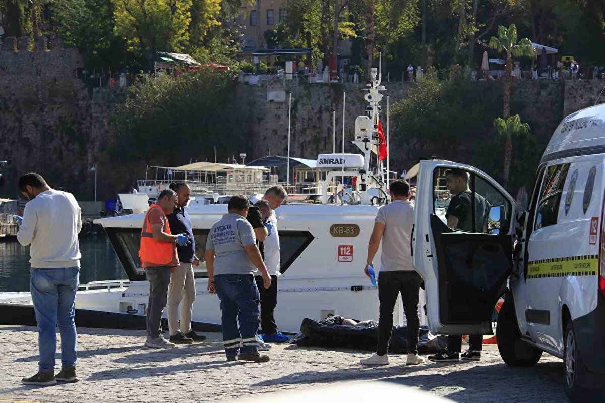 Antalya açıklarında sabah saatlerinde denizde cansız bedeni bulunan çocuğun kimliği tespit edildi. Denize nasıl düştüğü henüz belirlenemeyen ve isminin Asmin A.K. olduğu belirlenen kız çocuğunun yakınları, morg önünde gözyaşı döktü.<br>