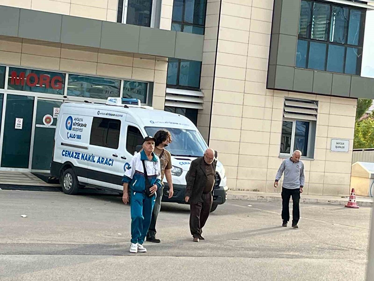 Burada hazır bekleyen 112 Acil Sağlık ekipleri tarafından yapılan kontrolde, 15-18 yaşlarında olduğu değerlendirilen bir kıza ait olduğu tespit edildi. Daha sonra cesedin 15 yaşındaki Asmin A.K.’ya ait olduğu belirlendi.