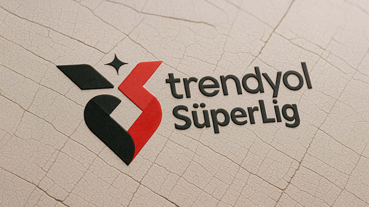 Trendyol Süper Lig'de 2025-2026 sezonu 12. haftayı geride bırakırken, zirve mücadelesi tüm hızıyla sürüyor. Ligde Galatasaray 29 puanla lider, Fenerbahçe ise 28 puanla ikinci sırada yer alıyor.