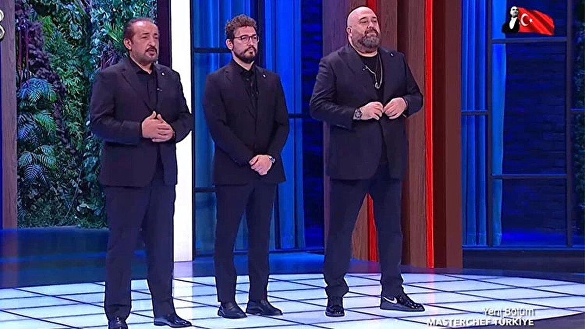 MasterChef Türkiye'de 10 Kasım Pazartesi akşamı, yeni formatın ilk dokunulmazlık oyunu nefesleri kesti. Haftada iki vedanın yaşanacağı yeni sistemin başladığı gecede, Kırmızı Takım dokunulmazlığı kazanırken, Mavi Takım'dan potaya giren ilk iki isim belli oldu. Bireysel dokunulmazlığı kazanan Özkan'ın seçimi ve konsey oylaması sonrası Ayla ve Onur haftanın ilk eleme adayları oldu.<br><br>İşte 10 Kasım MasterChef son bölümde yaşananlar ve eleme adayları...