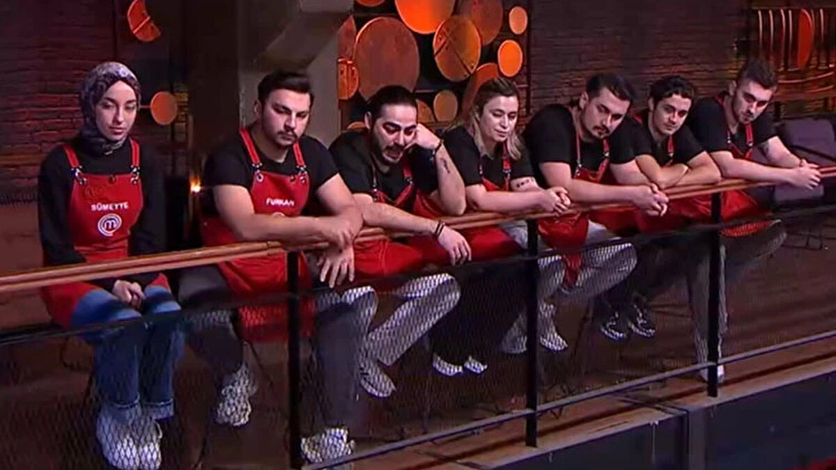 10 Kasım MasterChef Dokunulmazlık Oyununu Hangi Takım Kazandı?<br><br>MasterChef Türkiye'de bu haftadan itibaren Çarşamba günleri ilk finalin oynanacağı ve haftada 2 yarışmacının veda edeceği yeni bir formata geçildi. 10 Kasım Pazartesi akşamı, Mavi ve Kırmızı Takım kaptanları haftanın ilk takım dokunulmazlığı için mücadele verdi.