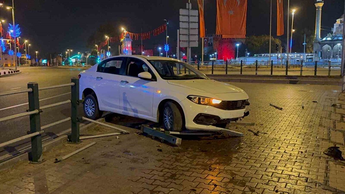 Edinilen bilgiye göre, ilçeye bağlı Sahabiye Mahallesi İstasyon Caddesi’nde meydana gelen trafik kazasında; sürücü H.K. yönetimindeki 34 FOC 816 plakalı otomobille seyir halindeyken, iddiaya göre uyudu. 