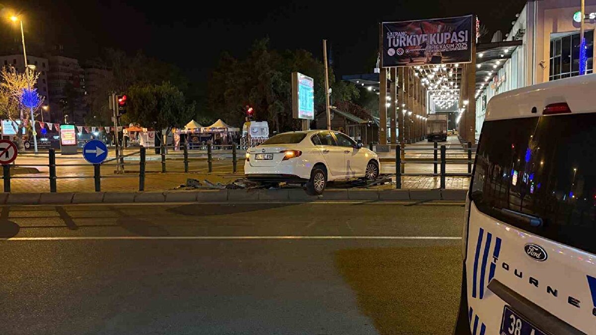 Çalışmaların ardından hasar gören otomobil çekiciyle kaldırıldı.