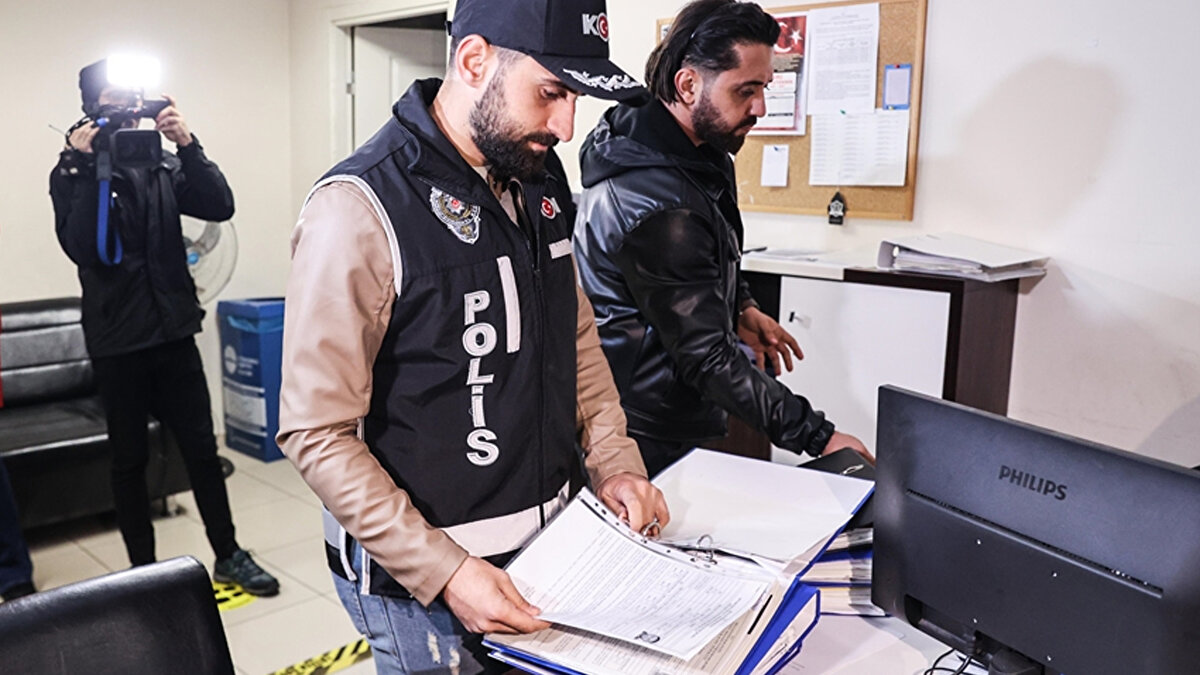 Yapılan araştırma sonucu tespit edilen zanlının ikametinde ve aracında yapılan aramada, 6 kulak içi ses kayıt cihazı, 3 cep telefonu ve 8 pil ele geçirildi.