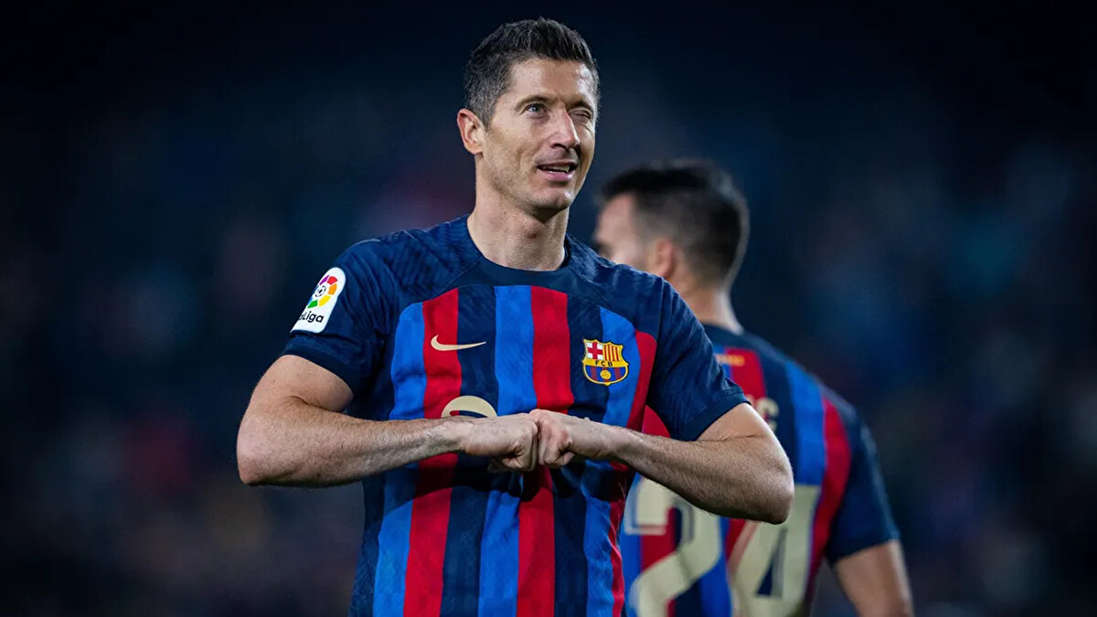 İspanyol basını SPORT'un haberine göre, 37 yaşındaki Polonyalı futbolcu Barcelona'nın kendisine yeni sözleşme teklif etmesini bekliyor. Ancak kulüp yönetimi kontrat yenileme konusunda henüz bir adım atmadı.