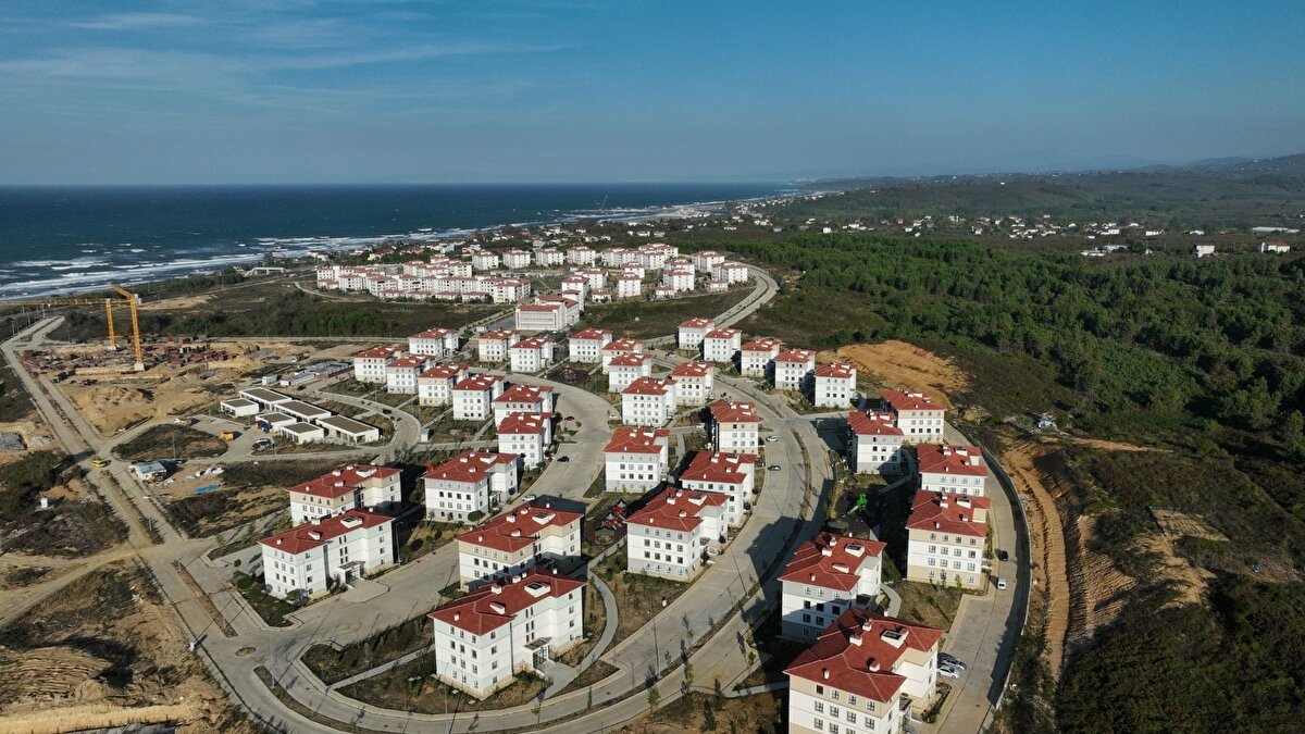 Türkiye genelinde konut arzını artırarak kira fiyatlarının dengelenmesi hedeflenen projede, 81 ilde 500 bin vatandaş ev sahibi yapılacak. Başvurunun ilk gününde vatandaşlar projeye yoğun ilgi gösterdi. E-Devlet üzerinden yapılacak başvurular 18 Aralık'ta, banka şubesi başvuruları ise 19 Aralık'ta sona erecek. Şehit aileleri, terör, harp ve vazife malullerinin başvuru işlemleri, başvuru bedeli alınmadan sadece şubeler aracılığıyla yapılacak. Konutlar, 2+1 ve 1+1 şeklinde, yatay mimari ve geleneksel dokuya uygun tasarlanacak. Projede şehit yakınları, gaziler, engelliler, emekliler, gençler ile 3 ve daha fazla çocuğu bulunan ailelere özel kontenjanlar oluşturuldu. Buna göre şehit aileleri, terör, harp ve vazife malulleri ve gaziler ile engellilere yüzde 5, 3 ve daha fazla çocuklu ailelere yüzde 10, emekliler ve 18-30 yaş aralığındaki gençlere de yüzde 20 kontenjan imkânı sağlanacak.