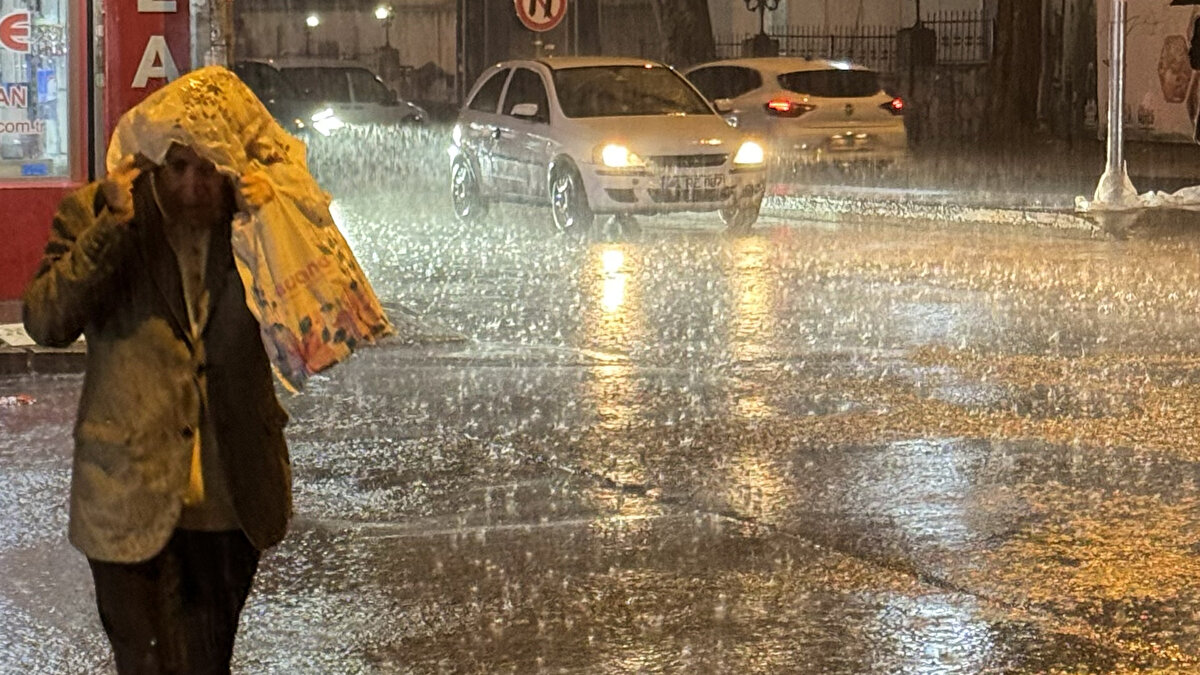 ORTA ve DOĞU KARADENİZ<br>Parçalı ve çok bulutlu, Çorum dışında Orta Karadeniz ile Giresun çevrelerinin sağanak ve gök gürültülü sağanak yağışlı geçeceği tahmin ediliyor.<br><br>AMASYA 6°C, 19°C<br>Parçalı ve çok bulutlu, sağanak ve gök gürültülü sağanak yağışlı<br><br>RİZE 13°C, 22°C<br>Parçalı bulutlu<br><br>SAMSUN 11°C, 19°C<br>Parçalı ve çok bulutlu, sağanak ve gök gürültülü sağanak yağışlı<br><br>TRABZON 14°C, 19°C<br>Parçalı bulutlu<br>