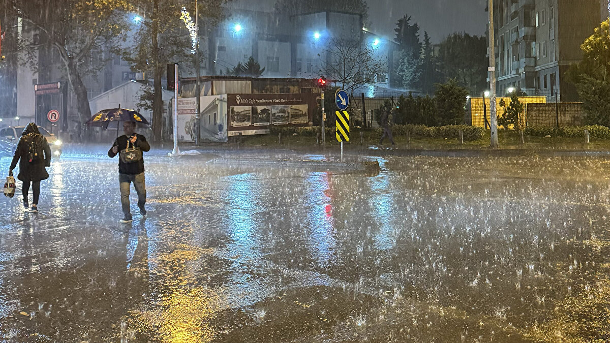 BATI KARADENİZ<br>Parçalı ve çok bulutlu, sağanak ve yer yer gök gürültülü sağanak yağışlı geçeceği tahmin ediliyor. Yağışların Düzce, Zonguldak ve Bartın çevreleri ile Kastamonu'nu kıyılarında kuvvetli olması bekleniyor.<br><br>BOLU 8°C, 12°C<br>Parçalı ve çok bulutlu, sağanak ve gök gürültülü sağanak yağışlı<br><br>DÜZCE 10°C, 14°C<br>Parçalı ve çok bulutlu, kuvvetli sağanak ve gök gürültülü sağanak yağışlı<br><br>SİNOP 13°C, 18°C<br>Parçalı ve çok bulutlu, sağanak ve gök gürültülü sağanak yağışlı<br><br>ZONGULDAK 13°C, 15°C<br>Parçalı ve çok bulutlu, kuvvetli sağanak ve gök gürültülü sağanak yağışlı