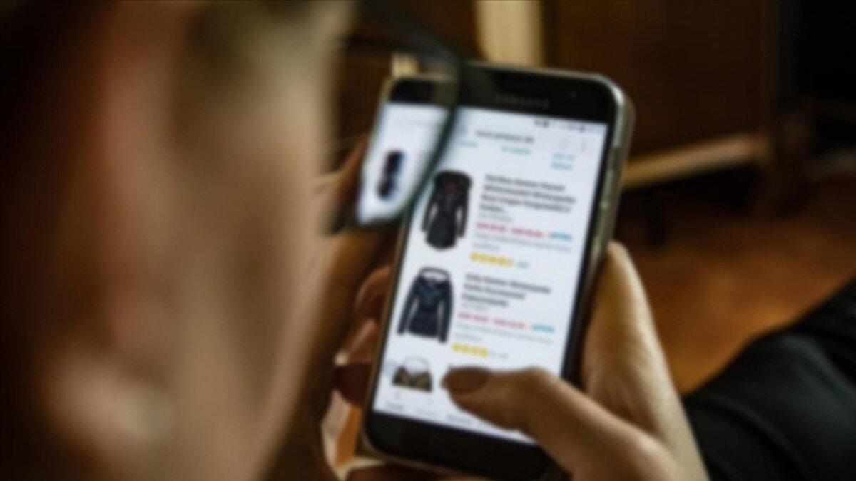 İndirimlerin başlamasıyla birlikte hem e-ticaret platformları hem de kargo sektöründe yaşanan sistem sorunları, ‘fırsat’ olarak sunulan kampanyaların tüketici için hayal kırıklığına dönüşmesine sebep oldu.<br><br>En büyük problemlerin başında ‘önce zam sonra indirim’ yapılması konusu geliyor. Mesela ekim ayında satışta olan bir ürünün fiyatı kasım ayı başı itibarıyla zam yapılıp, ardından ‘süper indirim’ adı altında yeniden satışa sunuluyor. Ayrıca bir ürünün fiyatının gün içinde bile defalarca değiştiği gözleniyor.