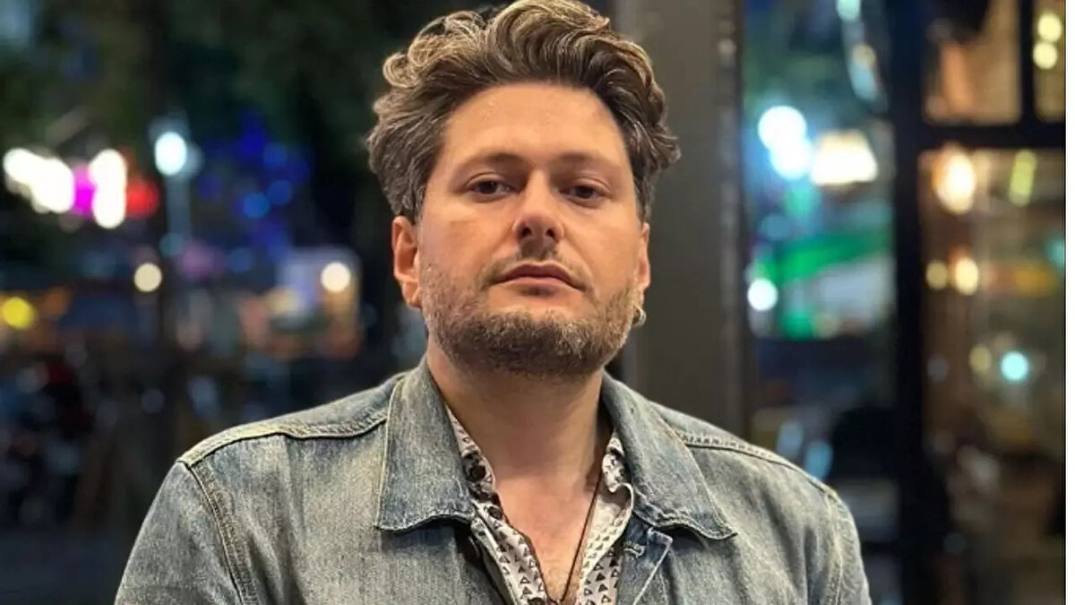 Neden tutuklandı?<br><br>11 Kasım 2025 tarihinde İstanbul Anadolu Cumhuriyet Başsavcılığı tarafından Furkan Bölükbaşı hakkında “Cumhurbaşkanına suikast ve fiili saldırı (tehdit)” suçlamasıyla re’sen soruşturma başlatılmış ve kendisi gözaltına alınmıştır.<br><br>Bölükbaşı’nın, Cumhurbaşkanı Recep Tayyip Erdoğan’a yönelik bir paylaşımı “tehdit” olarak değerlendirilmiş ve Türk Ceza Kanunu’nun 310. maddesi kapsamında işlem yapılmıştır.<br><br>Daha önce de Atatürk’e yönelik ifadeleri nedeniyle hakkında soruşturma açıldığı bilinen Bölükbaşı, sosyal medya paylaşımlarıyla sık sık kamuoyunun gündemine gelmektedir.<br><br>FURKAN BÖLÜKBAŞI TUTUKLANDI<br><br>Sosyal medyada yaptığı paylaşım sonrası 'Cumhurbaşkanına suikast ve fiili saldırı' suçundan gözaltına alınan Furkan Bölükbaşı, tutuklandı.